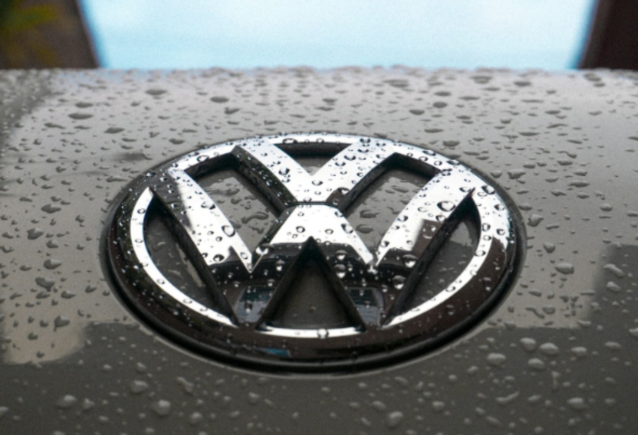 https://unsplash.com/es/fotos/rocio-de-agua-en-el-emblema-plateado-del-automovil-volkswagen-z_hrdevcNIg   