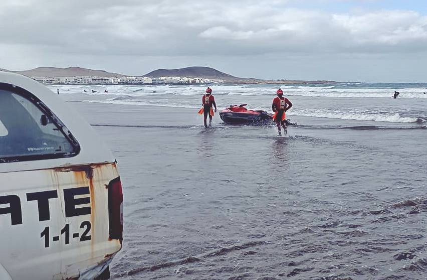 Una persona en apuros es rescatada en la playa de Famara