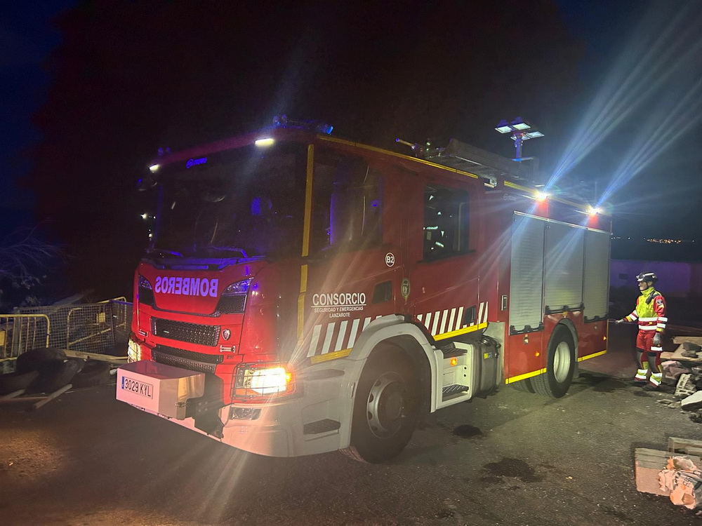 Atrapado tras volcar su vehículo en Tías