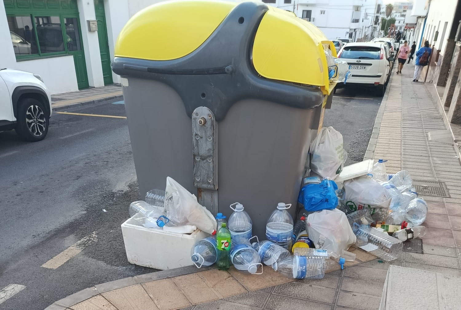 Los vecinos atribuyen la situación a la retirada reciente de varios contenedores