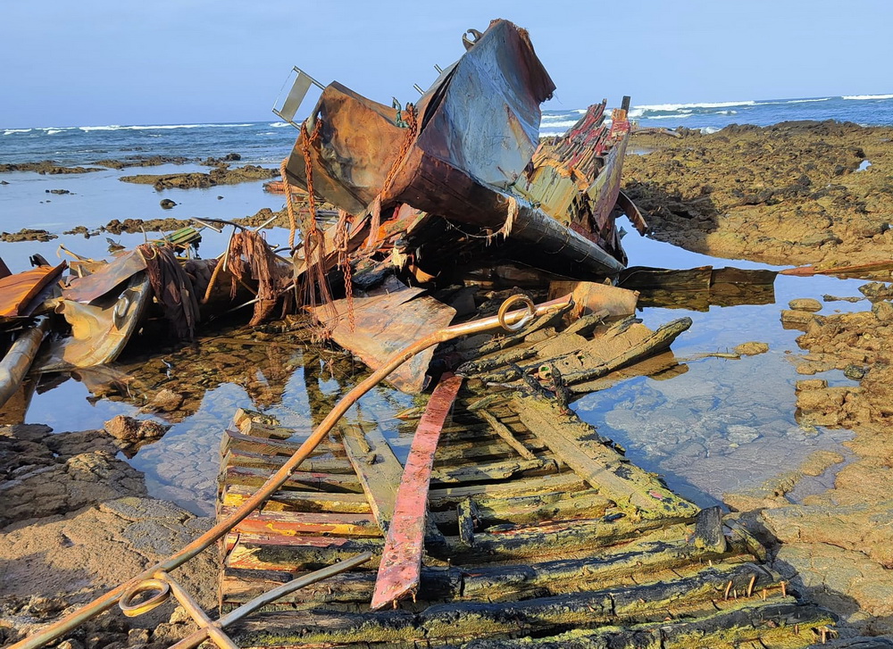 Alerta por el impacto ambiental del barco encallado en Órzola