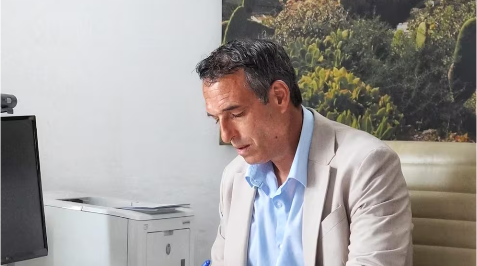 alfredo villalba en su despacho