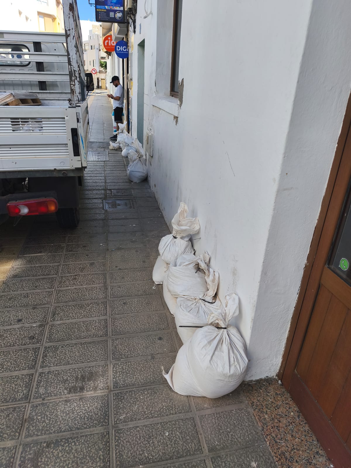 Ya se han repartido sacos de arena entre los vecinos de las áreas más sensibles