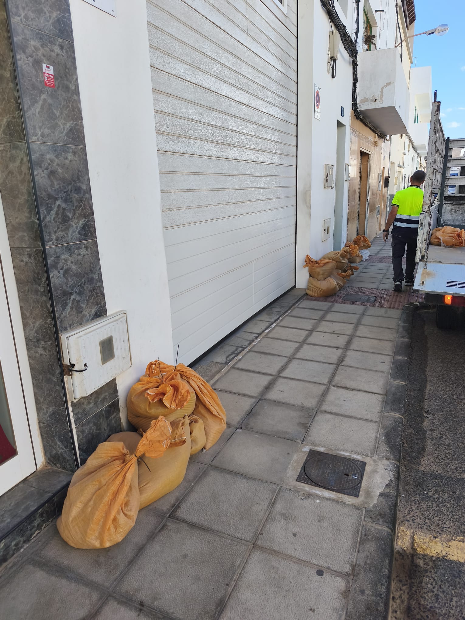 Ya se han repartido sacos de arena entre los vecinos de las áreas más sensibles