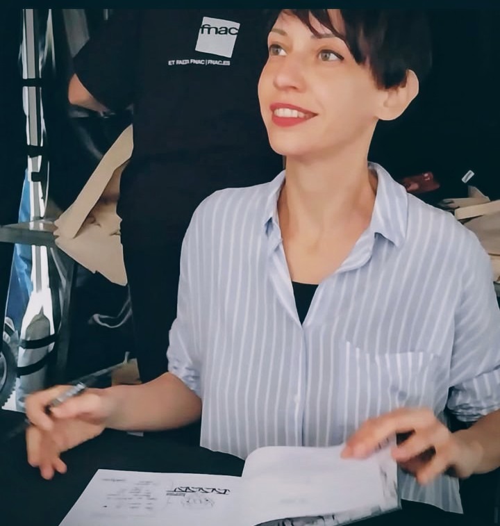    La historietista Elisabeth Justicia asegura que su protagonista es una mujer mayor que habla un poco de todo y a la vez todo habla a través de ella