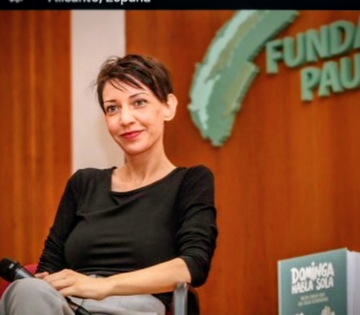    La historietista Elisabeth Justicia asegura que su protagonista es una mujer mayor que habla un poco de todo y a la vez todo habla a través de ella