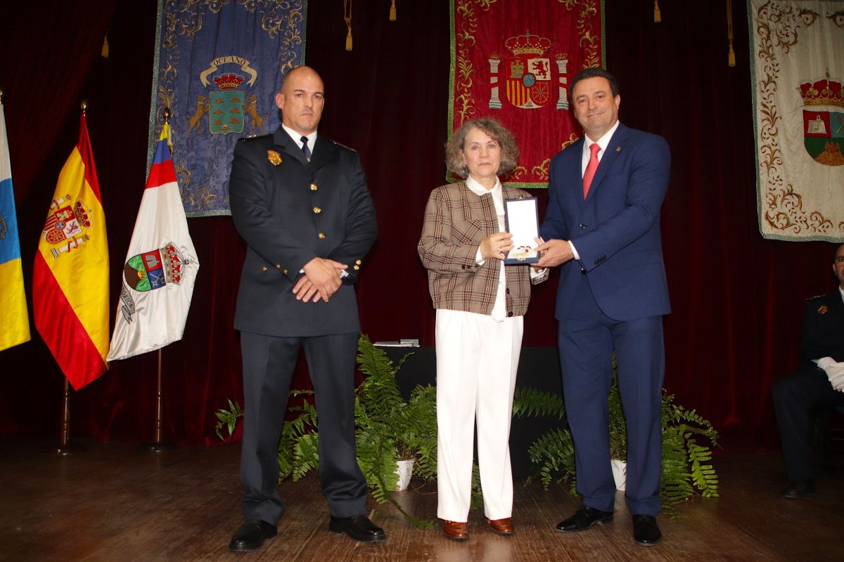 oscar noda entrega una distinción a una policía oscar noda entrega una distinción a una policía