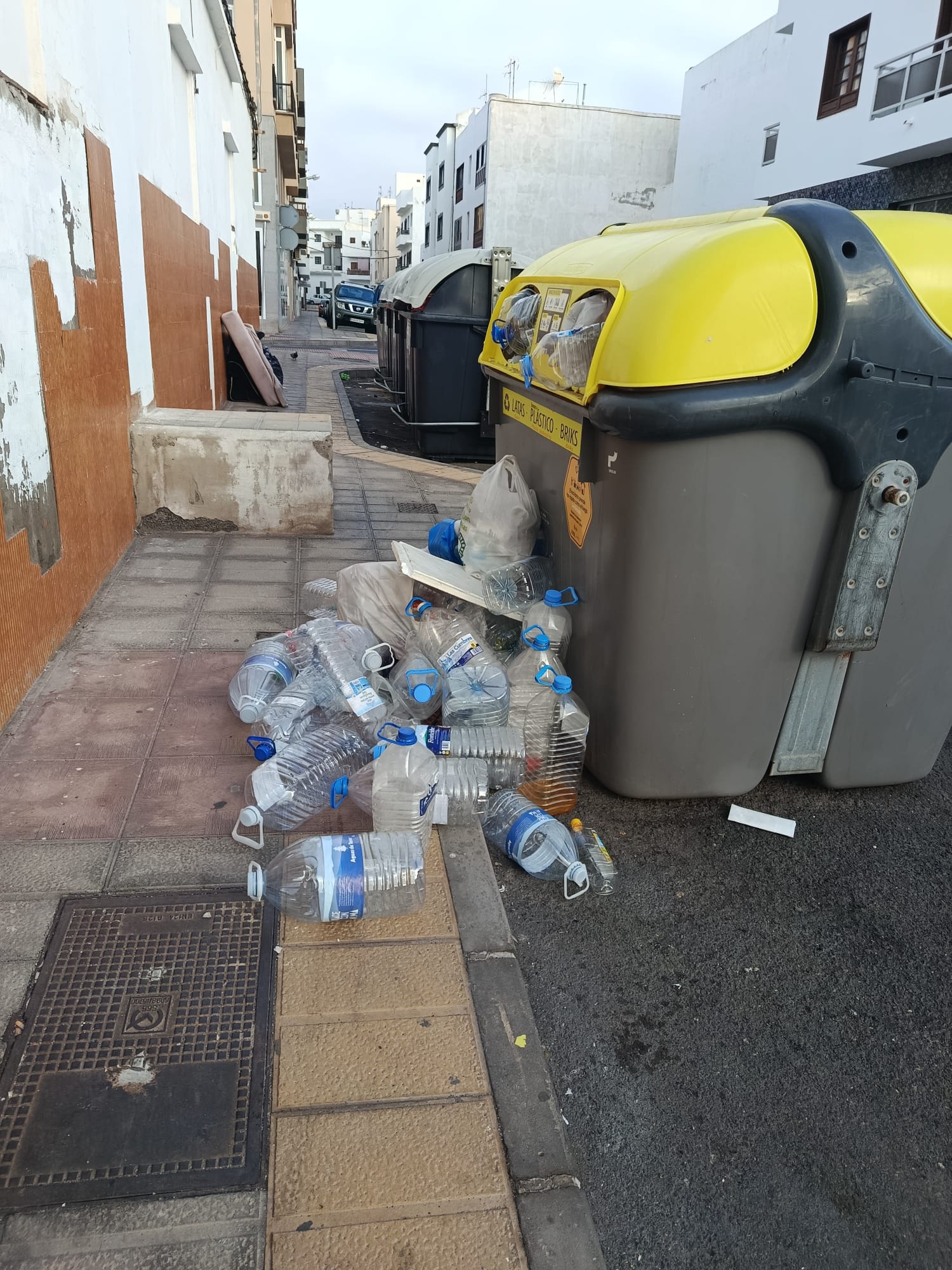 Los vecinos atribuyen la situación a la retirada reciente de varios contenedores