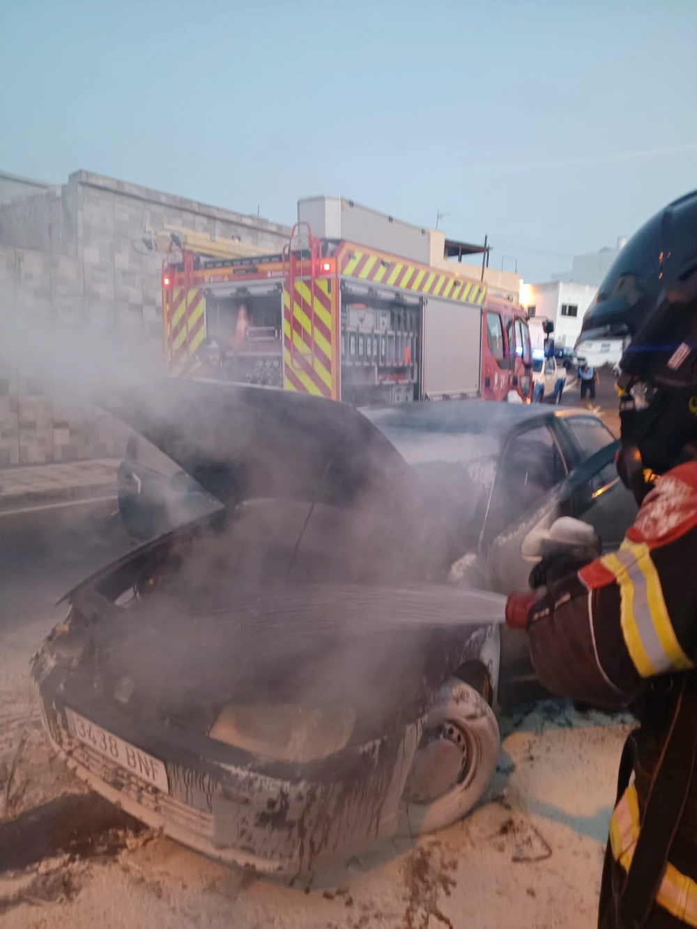 Incendio vehiculo San Bartolome2