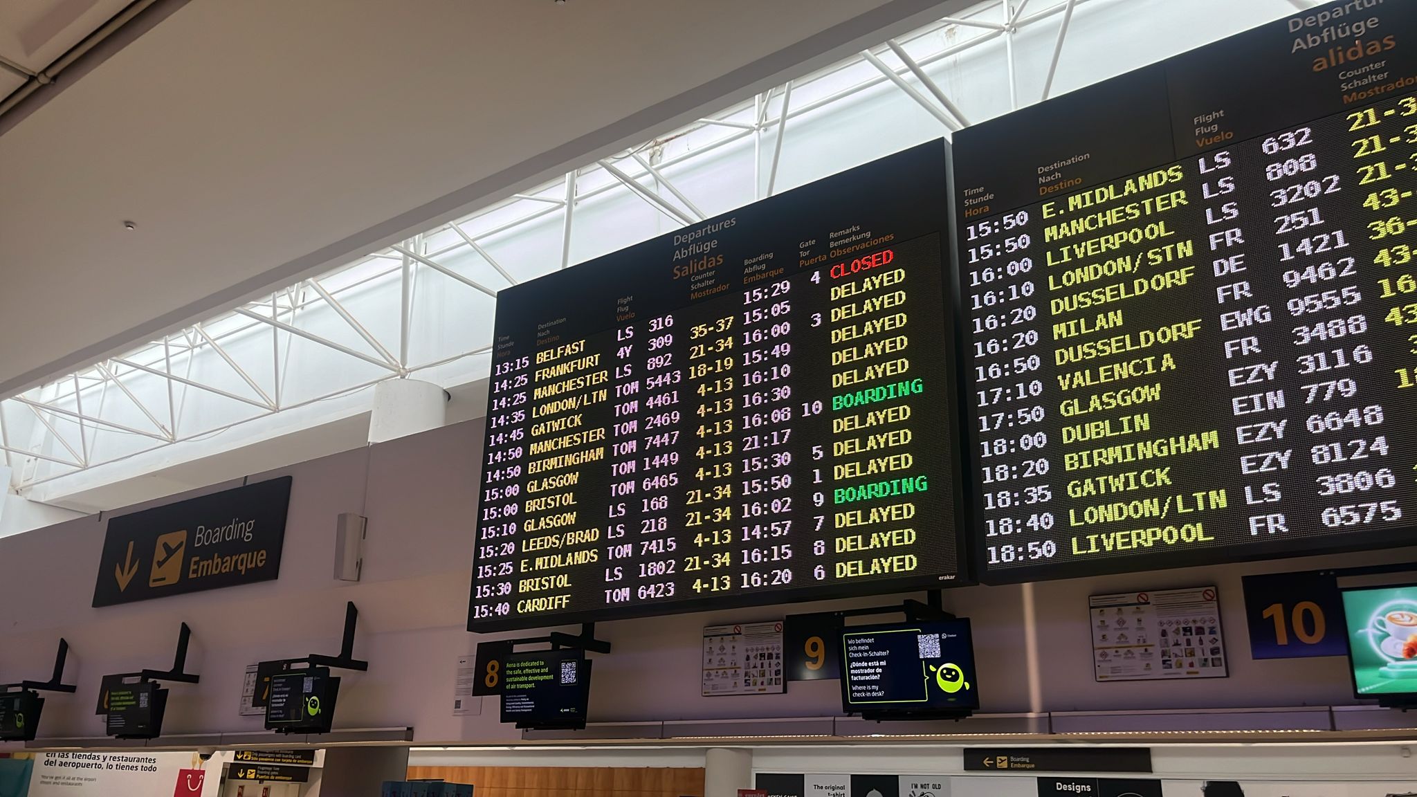 cartel aeropuerto retrasos cartel aeropuerto retrasos