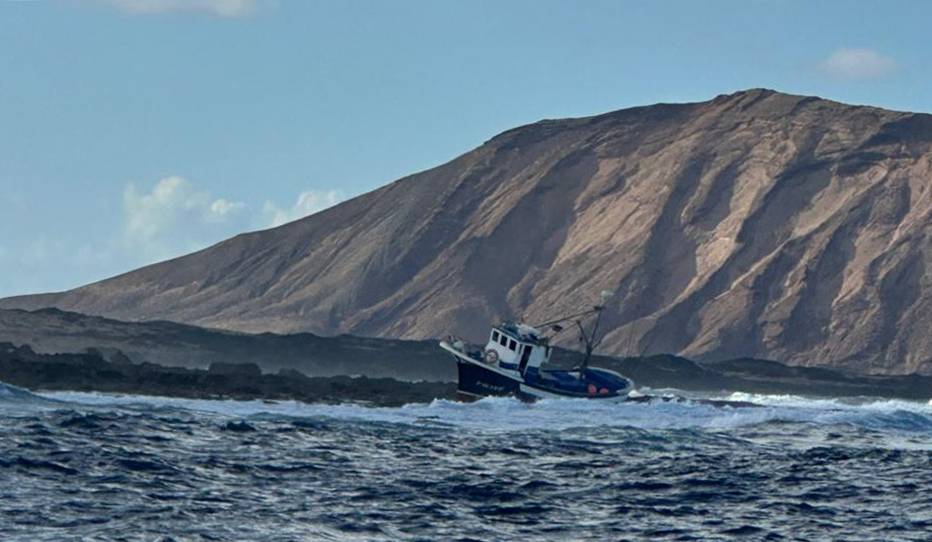 barco varado la graciosa