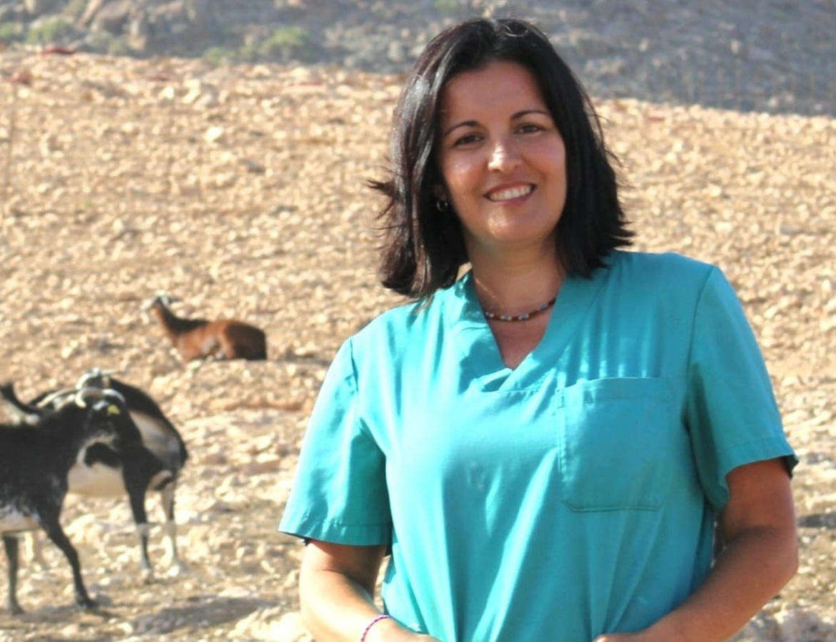 La veterinaria de campo Ángeles Marichal explica que el contagio a personas solo ocurre con contacto directo y sin protección, y pide reforzar la prevención en explotaciones y viviendas rurales.