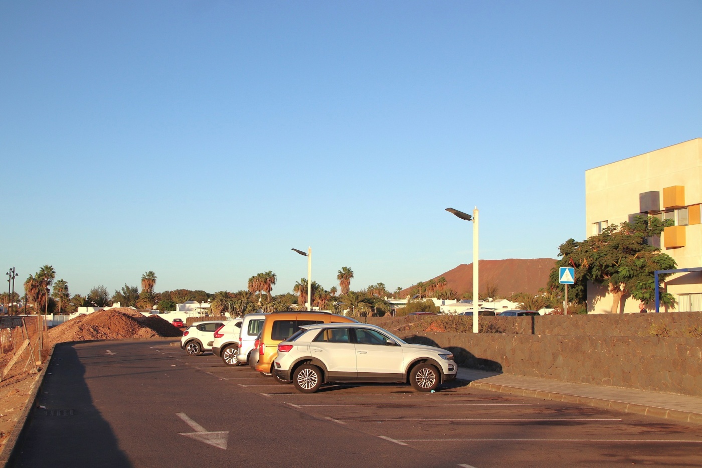 El nuevo vial y obras complementarias regularán el tráfico rodado y peatonal en el entorno del centro sanitario