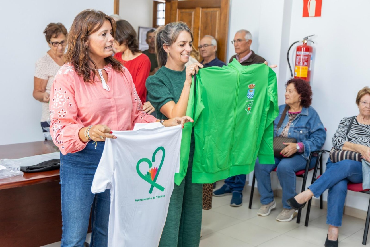 El Ayuntamiento entrega las nuevas equipaciones a los 36 equipos que representarán al municipio El Ayuntamiento entrega las nuevas equipaciones a los 36 equipos que representarán al municipio
