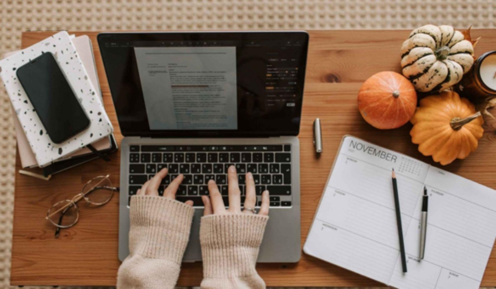 Una factura del coche que no esperabas, un viaje familiar que se encarece de repente, el alquiler que se cruza con varios recibos al mismo tiempo… Los imprevistos económicos forman parte de la vida y, cuando no hay mucho ahorro disponible, pueden generar bastante estrés. En ese contexto, es normal que cada vez más personas miren hacia internet en busca de soluciones rápidas. Gracias a la digitalización han aparecido los mini préstamos online en el acto, que permiten solicitar pequeñas cantidades de dinero en minutos sin moverte de casa. Esta rapidez puede ser muy útil para salir de un apuro puntual, pero también puede convertirse en un problema si se usan sin entender bien sus condiciones o sin valorar la propia capacidad de devolución. El objetivo de este artículo no es animarte a endeudarte, sino justo lo contrario: ayudarte a comprender mejor cómo funcionan estos productos, cuáles son sus ventajas reales, qué riesgos conllevan y qué buenas prácticas conviene seguir para usar el crédito con cabeza. ¿Qué es exactamente un minicrédito y cómo funciona? Dentro del universo de la financiación rápida, un minicredito suele ser un préstamo de importe reducido pensado para cubrir gastos puntuales, con un proceso de solicitud muy simplificado. Hablamos normalmente de cantidades pequeñas, plazos de devolución cortos y trámites mucho más ágiles que los de un préstamo personal clásico. La principal diferencia entre un minicrédito y un préstamo tradicional del banco está en tres aspectos: ●	Importe: los minicréditos suelen cubrir cantidades más bajas, enfocadas a imprevistos o necesidades puntuales. ●	Plazo: se devuelven en semanas o pocos meses, no en años. ●	Proceso: la solicitud se hace casi siempre online, con menos documentación y con una resolución más rápida. El flujo básico suele ser el siguiente: 1.	Solicitud online: rellenas un formulario con tus datos personales y económicos. 2.	Estudio rápido: la entidad o la plataforma analiza tu perfil con sus propios criterios de riesgo. 3.	Respuesta: en cuestión de minutos u horas recibes una aprobación o denegación, a veces acompañada de distintas propuestas. 4.	Ingreso del dinero: si aceptas, el dinero se transfiere a tu cuenta, normalmente en el mismo día o en 24–48 horas. Aunque el proceso es sencillo, no deja de ser un contrato financiero que te compromete a devolver el dinero con unos costes determinados. Por eso es clave informarse bien antes de aceptar. Ventajas de los mini préstamos online en el acto El éxito de los mini préstamos online en el acto no es casualidad. Responden a varias necesidades muy concretas de los usuarios actuales: ●	Rapidez: la gran ventaja es el tiempo. La respuesta suele llegar en minutos y el dinero, si se aprueba, puede estar disponible en horas o al día siguiente. En un imprevisto real, esto marca la diferencia. ●	Comodidad: todo el proceso se realiza desde el móvil, la tablet o el ordenador, sin tener que desplazarte a una oficina ni pedir cita. ●	Flexibilidad de importes: al centrarse en cantidades pequeñas, es más fácil ajustar el préstamo al gasto concreto que quieres cubrir, sin pedir más dinero del necesario. ●	Accesibilidad: los procesos suelen ser menos rígidos que en algunos bancos tradicionales. Aunque eso no significa que se apruebe cualquier solicitud, sí puede ser una opción para perfiles que necesitan una alternativa más ágil. Estas ventajas hacen que los mini préstamos online en el acto sean una herramienta interesante cuando existe un problema concreto, bien identificado y con un plan claro para devolver el dinero en el plazo previsto. Riesgos y errores frecuentes al pedir dinero “en el acto” La otra cara de la moneda es que la misma rapidez que hace atractivos estos productos también puede jugar en contra si no se usan con prudencia. Algunos de los riesgos más habituales son: ●	Coste elevado si se alarga el plazo: la TAE de muchos minicréditos puede ser alta, especialmente si se piden prórrogas o se amplía el tiempo de devolución. ●	Pedir por impulso: el hecho de poder solicitar dinero desde el móvil en cuestión de minutos puede llevar a tomar decisiones poco meditadas, especialmente para gastos que no son realmente urgentes. ●	Usarlos para caprichos: estos productos están pensados para imprevistos o necesidades puntuales, no para compras impulsivas o para mantener un nivel de vida por encima de lo que permiten los ingresos. ●	Encadenar un minicrédito tras otro: recurrir a un nuevo préstamo para pagar el anterior es una de las formas más rápidas de entrar en una espiral de deuda difícil de romper. ●	Ficheros de morosos: si no se paga a tiempo, pueden aplicarse recargos, intereses de demora y, en algunos casos, acabar en ficheros de morosidad, lo que complicará el acceso a financiación futura. Conocer estos riesgos es el primer paso para evitar caer en ellos. La clave está en considerar el mini préstamo como una herramienta puntual y no como una solución recurrente a problemas de fondo. Cómo no endeudarte de más: buenas prácticas antes de aceptar Antes de solicitar o aceptar cualquier mini préstamo, conviene hacer una pequeña “lista de control” personal. Algunas buenas prácticas que pueden ayudarte son: ●	Revisar tu presupuesto: calcula cuánto puedes destinar al pago del préstamo cada mes sin dejar tu cuenta al límite. Si la cuota que te proponen no encaja, quizás debas reducir el importe o buscar otra solución. ●	Pedir solo lo imprescindible: si tu imprevisto cuesta 300 €, evita solicitar 800 € “por si acaso”. Cuanto mayor sea el importe, más pagarás en intereses. ●	Leer con calma TIN, TAE y comisiones: fíjate especialmente en la TAE, en las comisiones de prórroga o renovación y en las penalizaciones por impago. ●	Marcar una fecha realista de devolución: piensa en tus próximos meses (gastos previstos, época de vacaciones, recibos extra…) y asegúrate de que podrás cumplir el plazo sin agobios. ●	Valorar alternativas: quizá puedas aplazar una compra, negociar un pago fraccionado con el proveedor, recurrir a ahorros o pedir ayuda puntual a familiares antes de recurrir al crédito. Dedicar unos minutos a este análisis puede ahorrarte muchos problemas. El objetivo es que el préstamo te ayude a superar un bache, no que se convierta en otro obstáculo más en tu economía. Cómo encaja TurboCredito.es en el ecosistema de mini préstamos online En el ecosistema de los mini préstamos online no solo participan bancos y compañías de crédito. También existen plataformas digitales que operan específicamente en este segmento y que ayudan a gestionar las solicitudes. No son entidades que otorguen directamente el préstamo, sino servicios que conectan al usuario con empresas que sí se dedican a conceder este tipo de financiación. Dentro de este modelo, TurboCredito.es permite iniciar el proceso de petición de un mini préstamo desde un único formulario. Con esa información, la plataforma contacta con diferentes entidades que trabajan con productos de dinero rápido y minicréditos, de forma que el usuario pueda recibir propuestas y estudiar, por sí mismo, qué opción se adapta mejor a sus necesidades y a su capacidad de pago. Entre las principales ventajas de este tipo de plataforma destacan: ●	Ahorro de tiempo: un solo formulario para llegar a varias entidades. ●	Más opciones: no hace falta ir entidad por entidad repitiendo la misma solicitud. ●	Proceso 100 % online y gratuito para el usuario, sin compromiso de aceptar ninguna oferta si ninguna propuesta le convence. En cualquier caso, la decisión final siempre recae en el usuario, que debe valorar con calma las condiciones antes de comprometerse. Conclusión: rapidez sí, pero con cabeza Los mini préstamos online en el acto pueden ser una herramienta útil para hacer frente a un imprevisto concreto, especialmente cuando no hay margen de maniobra en el presupuesto mensual. Su rapidez y comodidad son innegables, pero precisamente por eso es fácil infravalorar su coste y los riesgos asociados. Antes de recurrir a ellos, conviene recordar tres ideas clave: entender bien cuánto vas a pagar en total, valorar si de verdad necesitas ese dinero y asegurarte de que podrás devolverlo en el plazo acordado sin poner en peligro tu estabilidad económica. Plataformas y entidades transparentes, como las que operan a través de servicios online especializados, pueden facilitar el proceso, pero la responsabilidad última siempre es del usuario. En definitiva, los mini préstamos online en el acto tienen sentido como solución puntual y bien planificada, no como respuesta automática a cualquier pequeño problema de dinero. La rapidez es una ventaja, pero tu tranquilidad financiera a medio y largo plazo vale mucho más que cualquier ingreso inmediato en la cuenta.