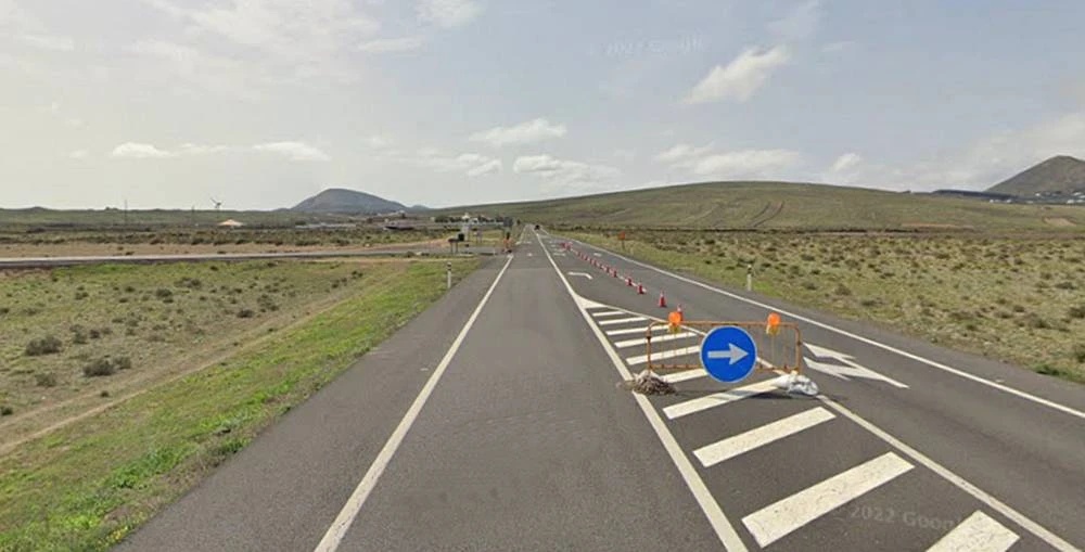 La intervención renueva por completo un firme muy deteriorado en uno de los ejes que conectan San Bartolomé, Teguise y Famara