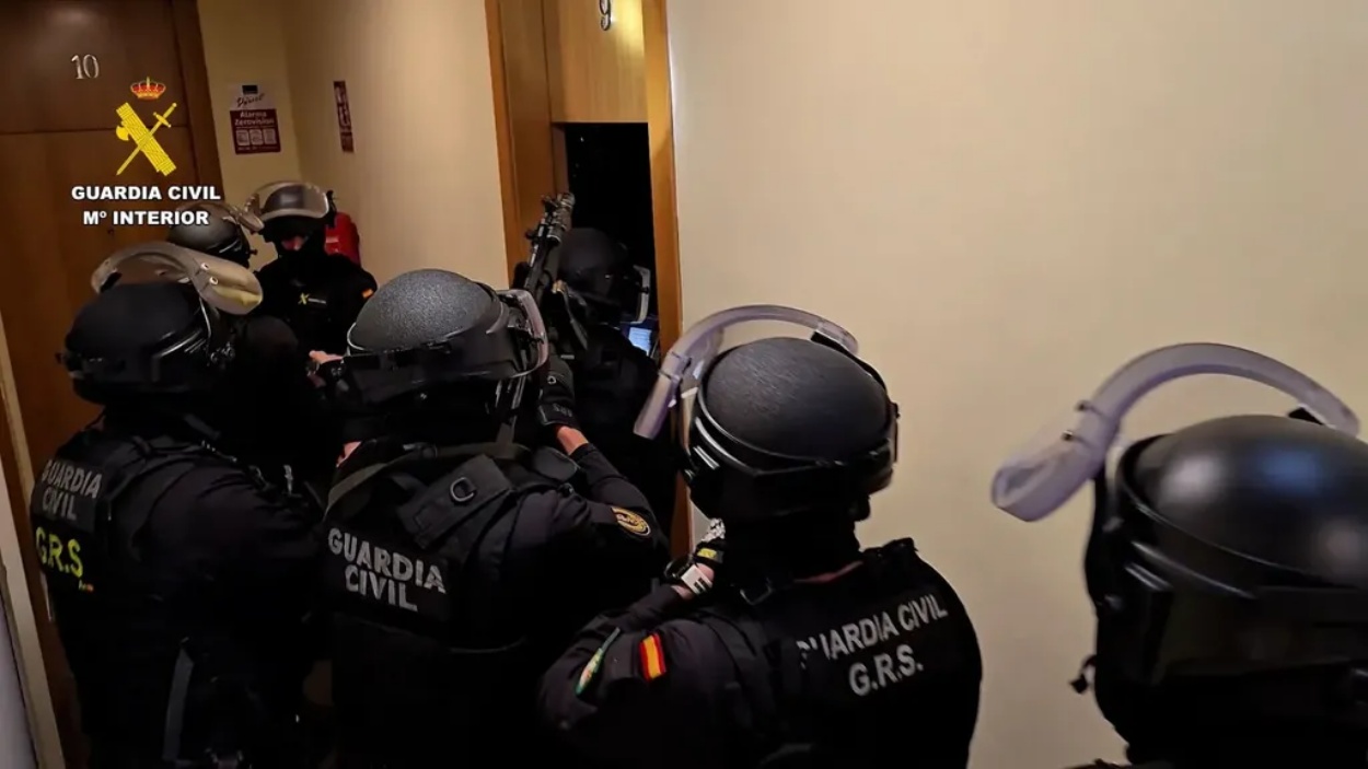 La Guardia Civil desarticula una organización que transformaba pistolas y enviaba hasta 50 kilos semanales de droga a Tenerife La Guardia Civil desarticula una organización que transformaba pistolas y enviaba hasta 50 kilos semanales de droga a Tenerife