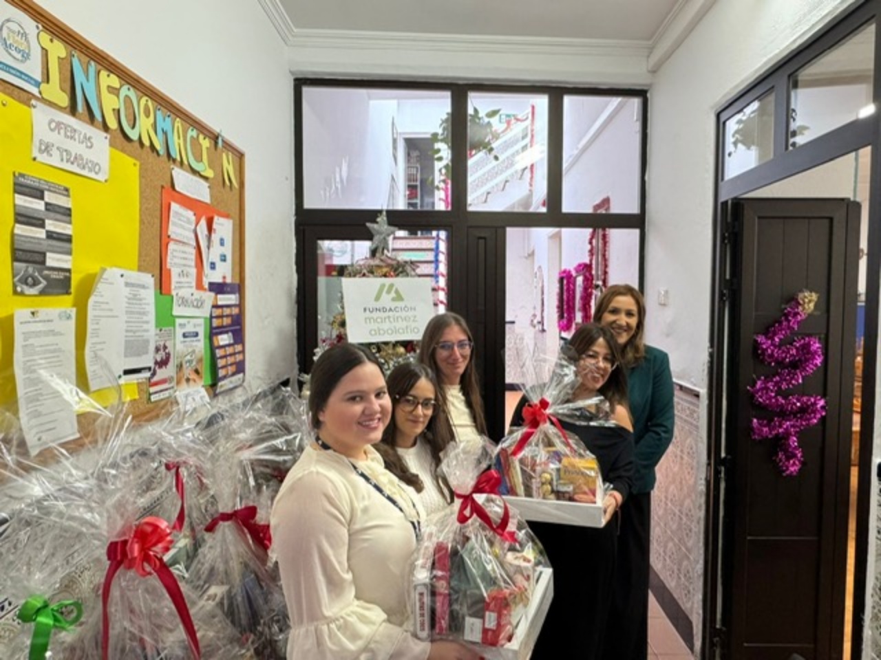 Una veintena de cestas han sido entregadas a Flora Acoge que las repartirá entre familias en situación de vulnerabilidad de la isla