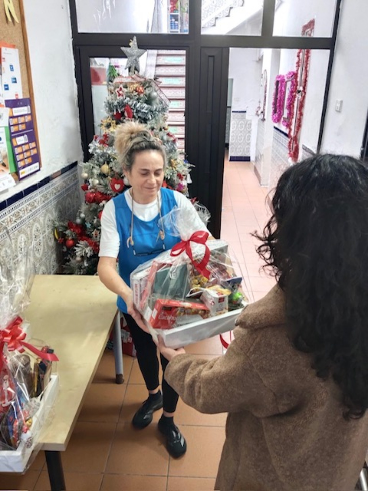 Una veintena de cestas han sido entregadas a Flora Acoge que las repartirá entre familias en situación de vulnerabilidad de la isla