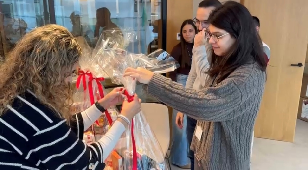 Una veintena de cestas han sido entregadas a Flora Acoge que las repartirá entre familias en situación de vulnerabilidad de la isla