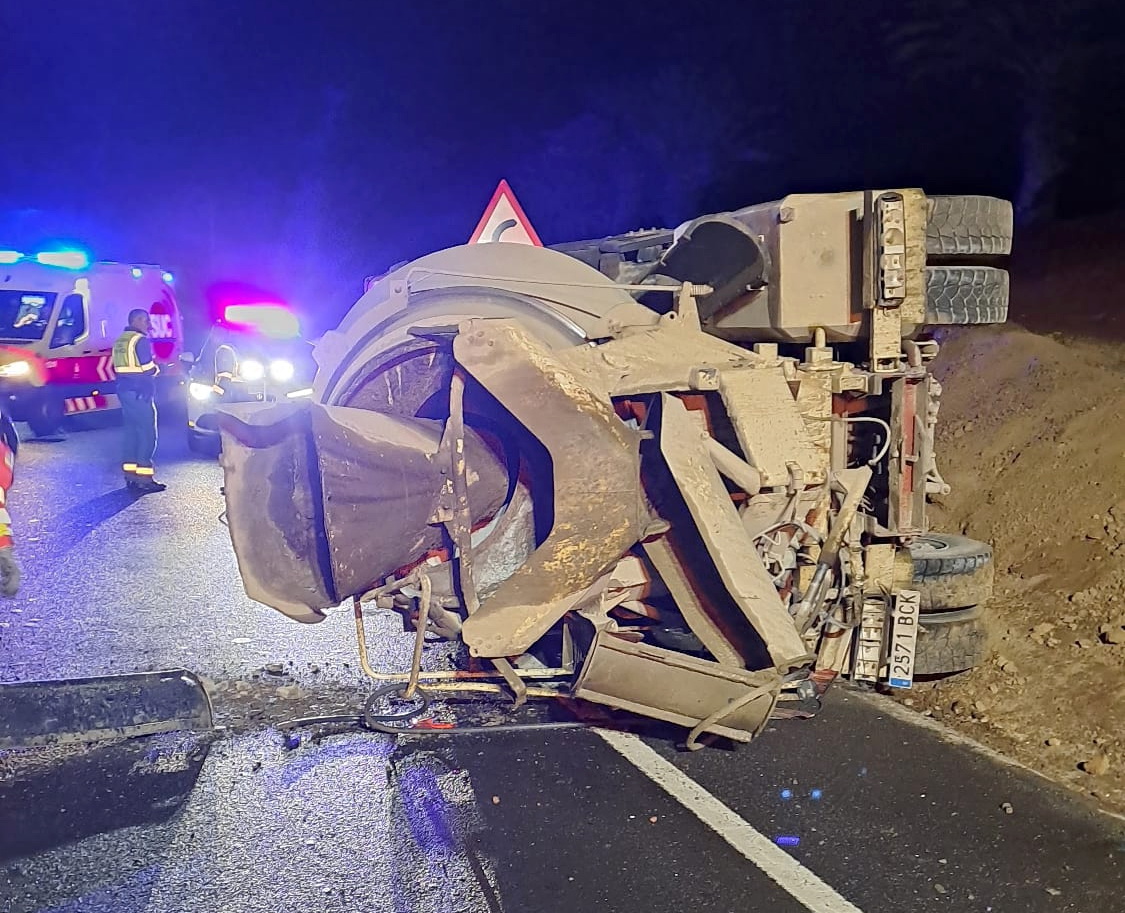 Vuelca Hormigonera Aeropuerto1