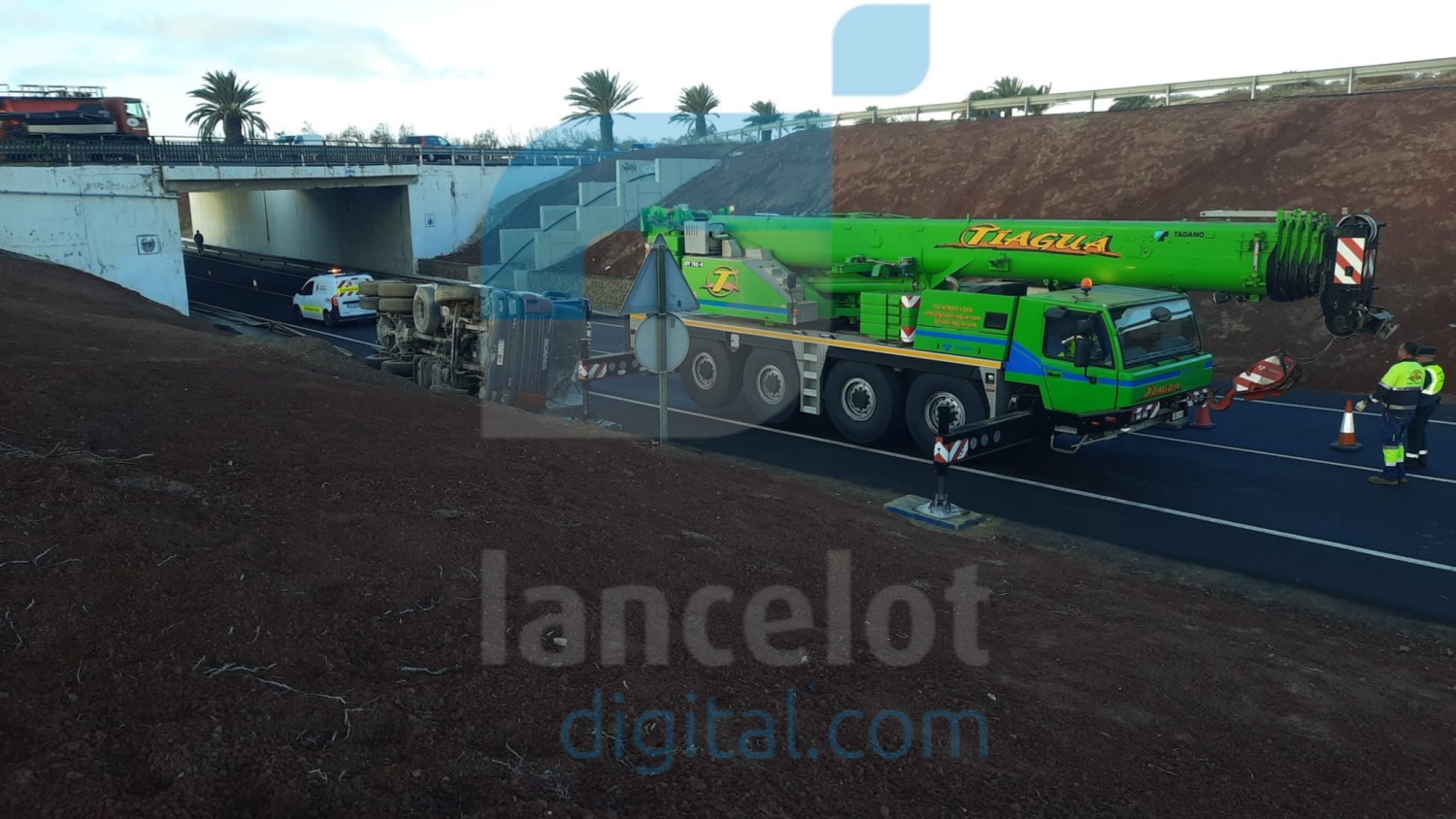 Vuelco de una hormigonera aeropuerto Lanzarote Vuelco de una hormigonera aeropuerto Lanzarote