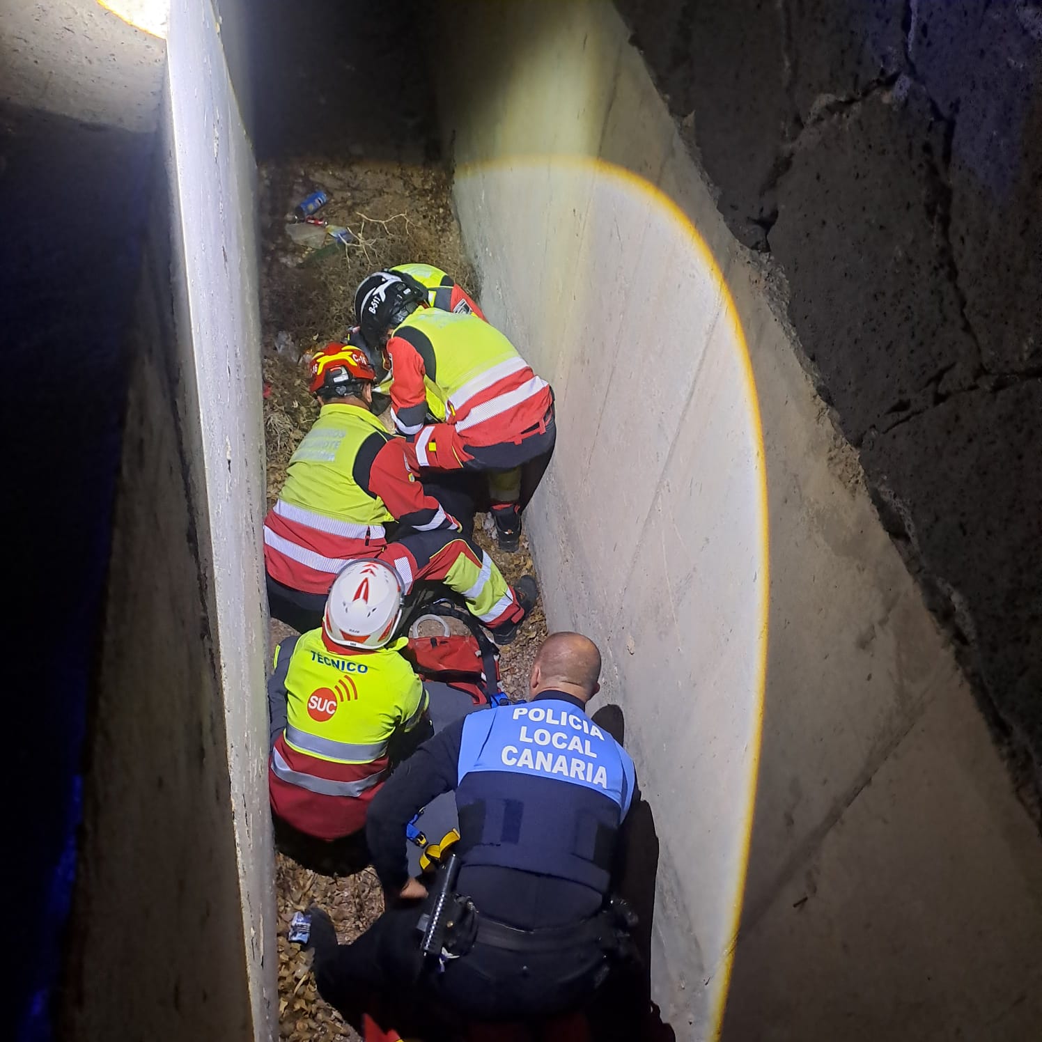hombre en fosa de playa blanca hombre en fosa de playa blanca
