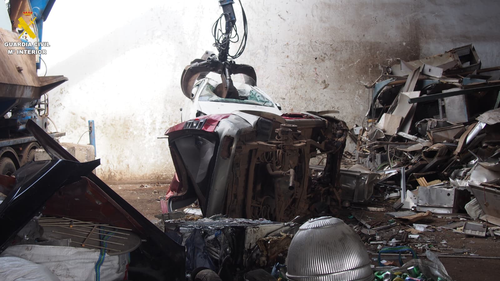 La red operaba también en Gran Canaria y Fuerteventura y falsificaba certificados medioambientales para encubrir la gestión irregular de vehículos de gran tonelaje