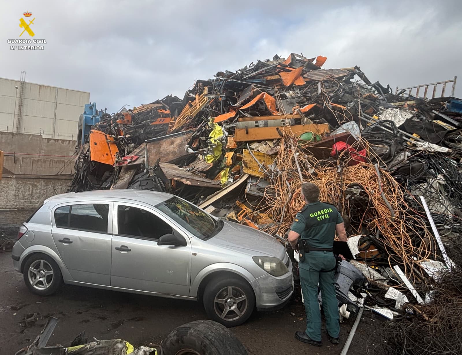 La red operaba también en Gran Canaria y Fuerteventura y falsificaba certificados medioambientales para encubrir la gestión irregular de vehículos de gran tonelaje