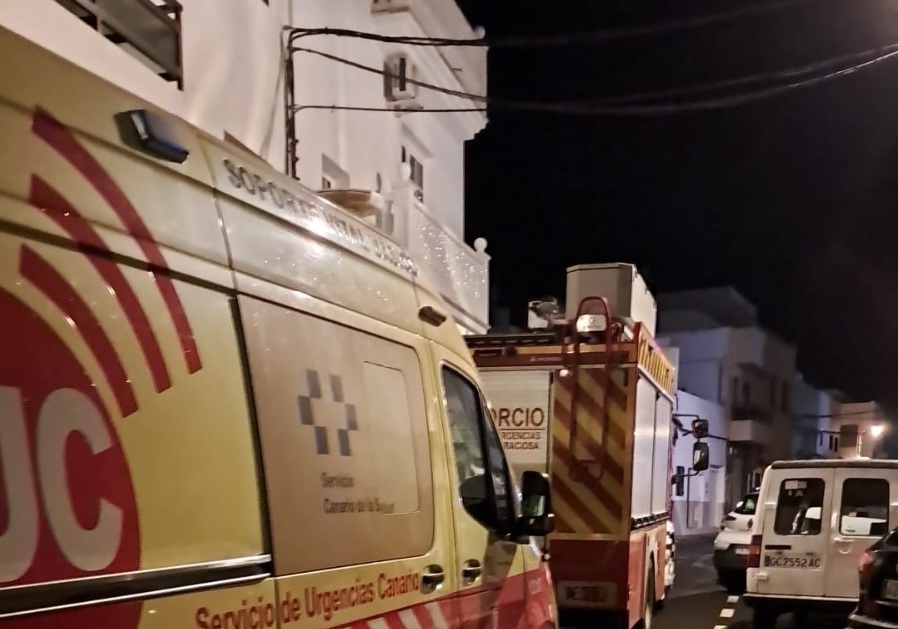 bomberos al rescate de una mujer en Arrecife bomberos al rescate de una mujer en Arrecife