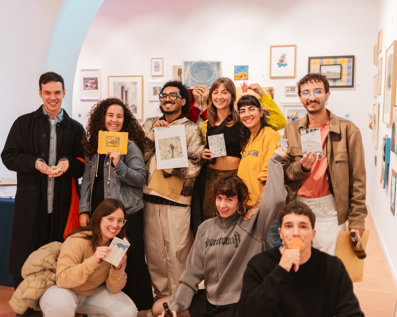 La exposición colectiva acoge en la Ermita de Tías trabajos de 33 artistas de la isla e incluye un encuentro musical el 3 de enero con Denis Rodd