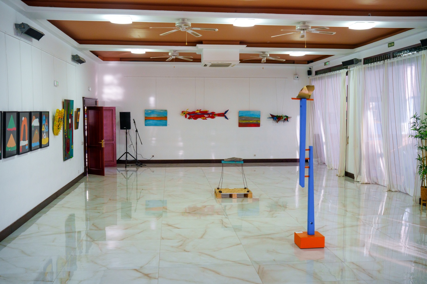 La muestra, inaugurada en el Real Club Náutico de Arrecife, reúne obras de 2025 que reivindican la protección del litoral y la conciencia ecológica