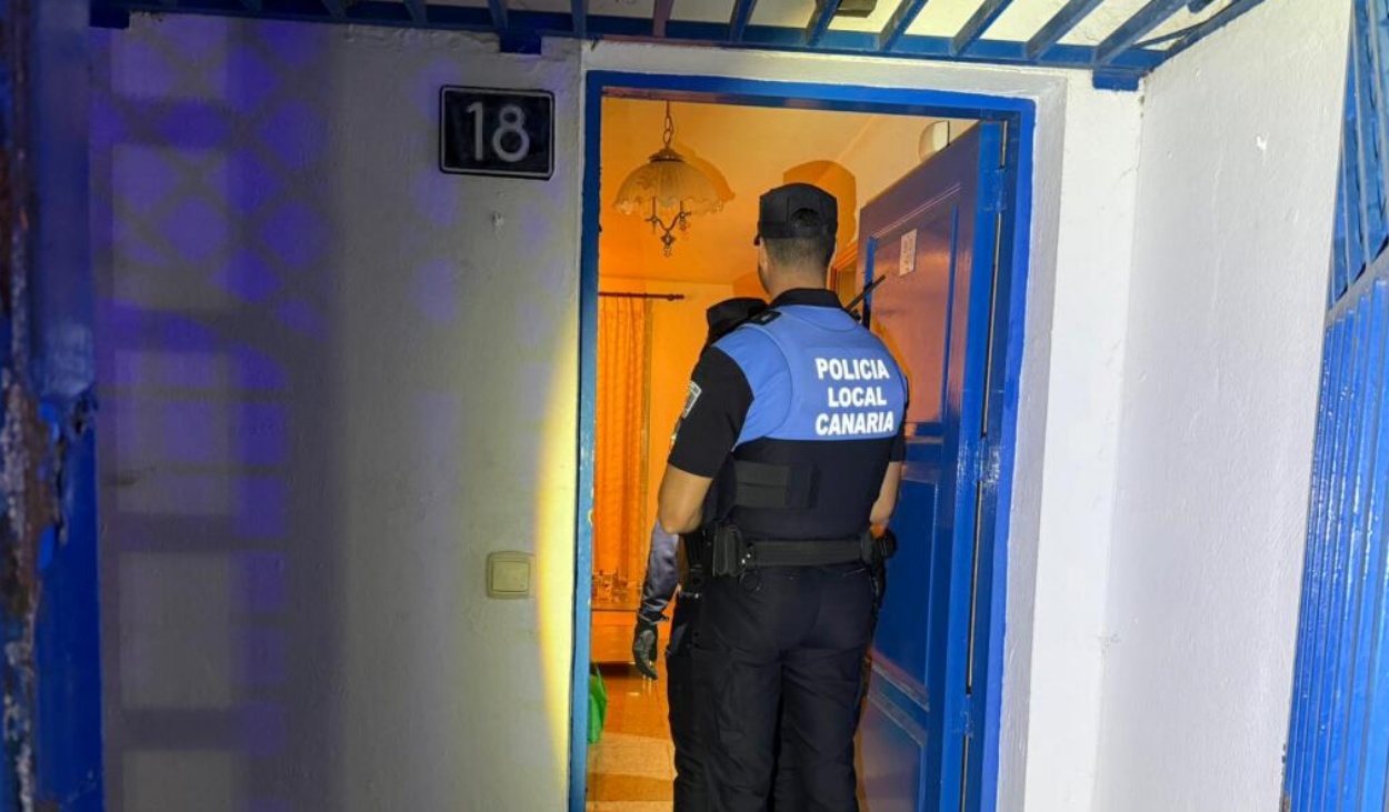 La Policía Local capitalina desalojó a tres personas que se encontraban en su interior