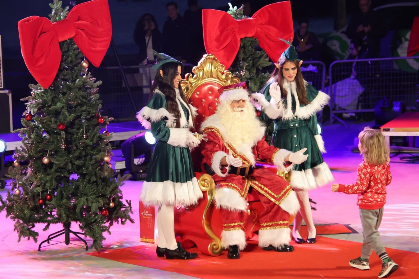Decenas de familias le dan la bienvenida en la zona comercial de la calle Limones