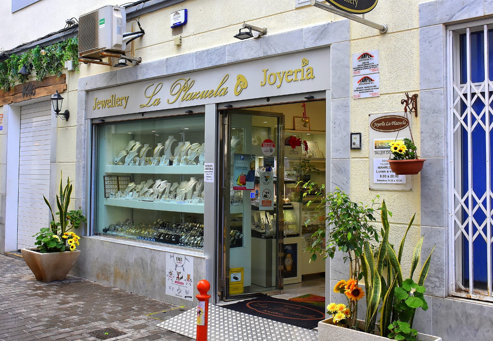 Atención continua y horarios especiales en diciembre y enero Atención continua y horarios especiales en diciembre y enero