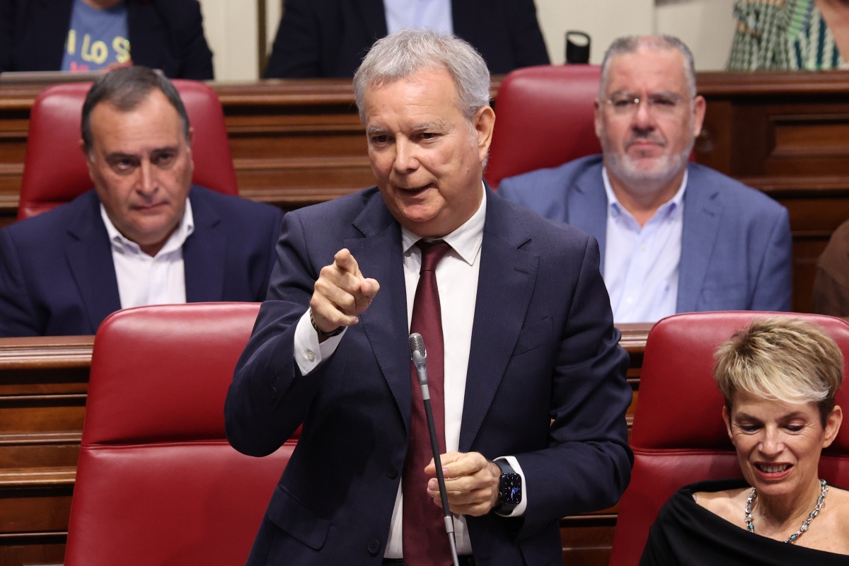 El portavoz del Grupo Parlamentario Socialista, Sebastián Franquis, denuncia que el crecimiento económico no llega a los hogares y agrava la desigualdad El portavoz del Grupo Parlamentario Socialista, Sebastián Franquis, denuncia que el crecimiento económico no llega a los hogares y agrava la desigualdad