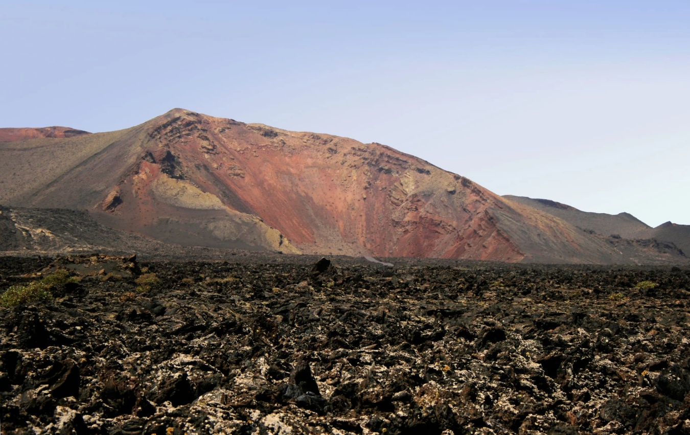 Lanzarote, con su geografía única y su herencia cultural, ofrece una experiencia inolvidable incluso en solo tres días. Desde los paisajes volcánicos de Timanfaya hasta las obras de César Manrique, pasando por playas idílicas y pueblos con encanto, esta isla canaria combina aventura y relajación. Esta guía propone un itinerario detallado, con ejemplos concretos de actividades y lugares que no puedes perderte, ideal para planificar una visita corta pero completa.