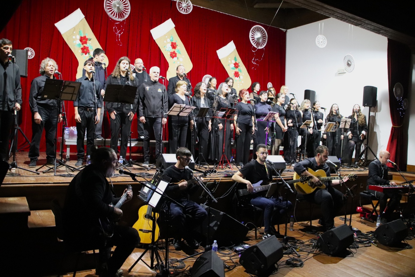 La Agrupación Folklórica de Yaiza emociona con un repertorio alegre y entrañable. Lleno en la Casa de la Cultura para disfrutar del concierto de fin de año