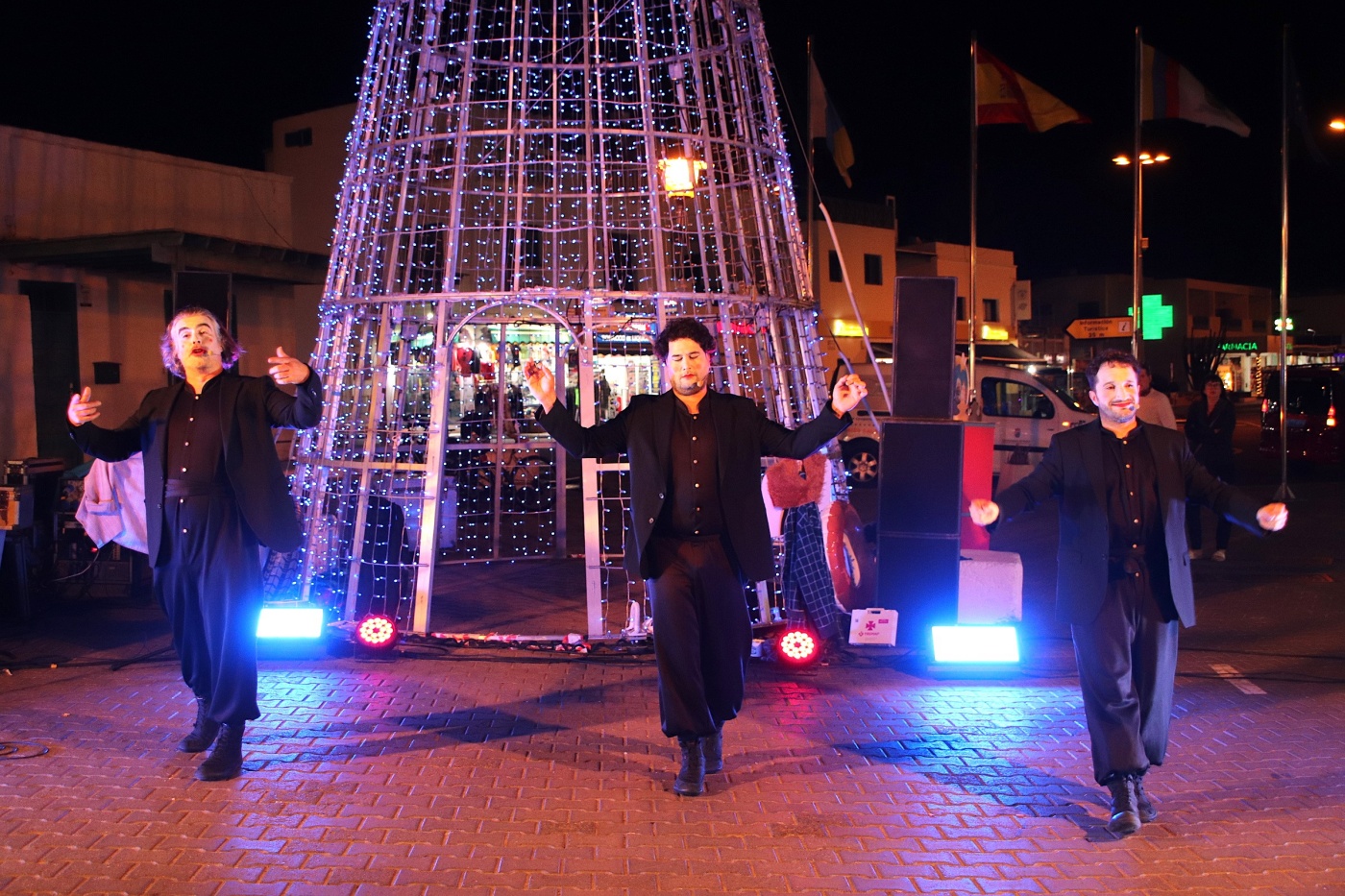 El arte de Abubukaka critica con ironía el turismo de masas, el consumismo, la xenofobia, el odio y el postureo en redes sociales