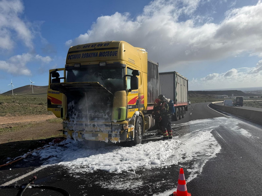 Arde la cabeza tractora de un camión 1