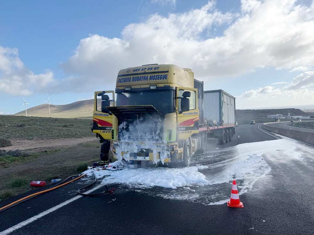 Arde la cabeza tractora de un camión 2