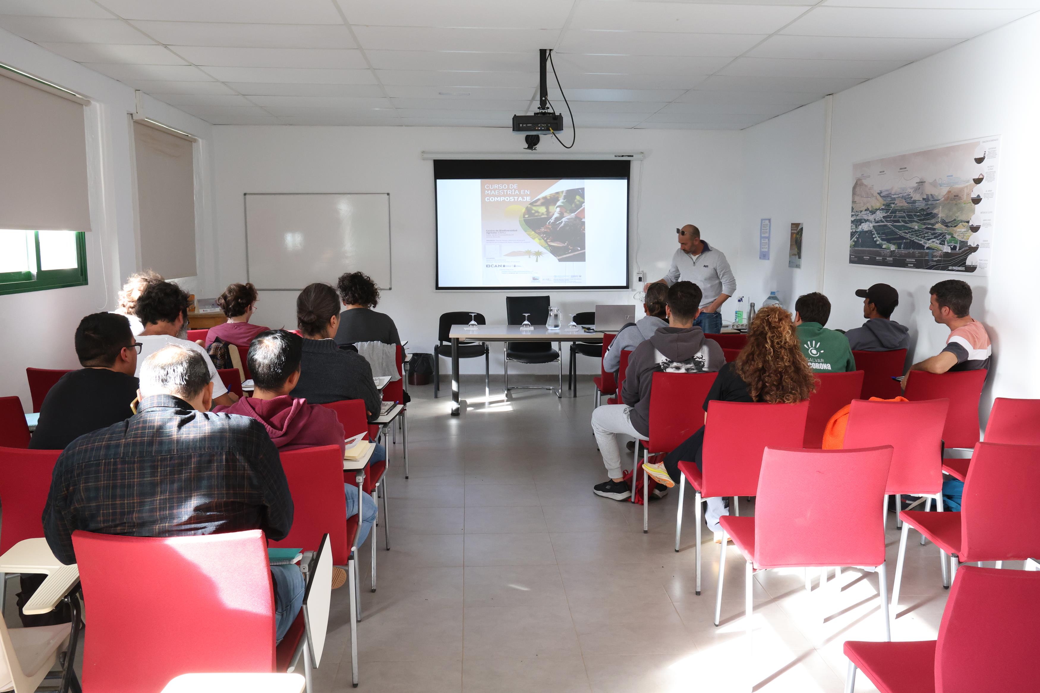 La formación arrancó este miércoles en el Centro de Biodiversidad Agrícola de Lanzarote con una primera sesión teórica y práctica dirigida a un total de 20 alumnos La formación arrancó este miércoles en el Centro de Biodiversidad Agrícola de Lanzarote con una primera sesión teórica y práctica dirigida a un total de 20 alumnos