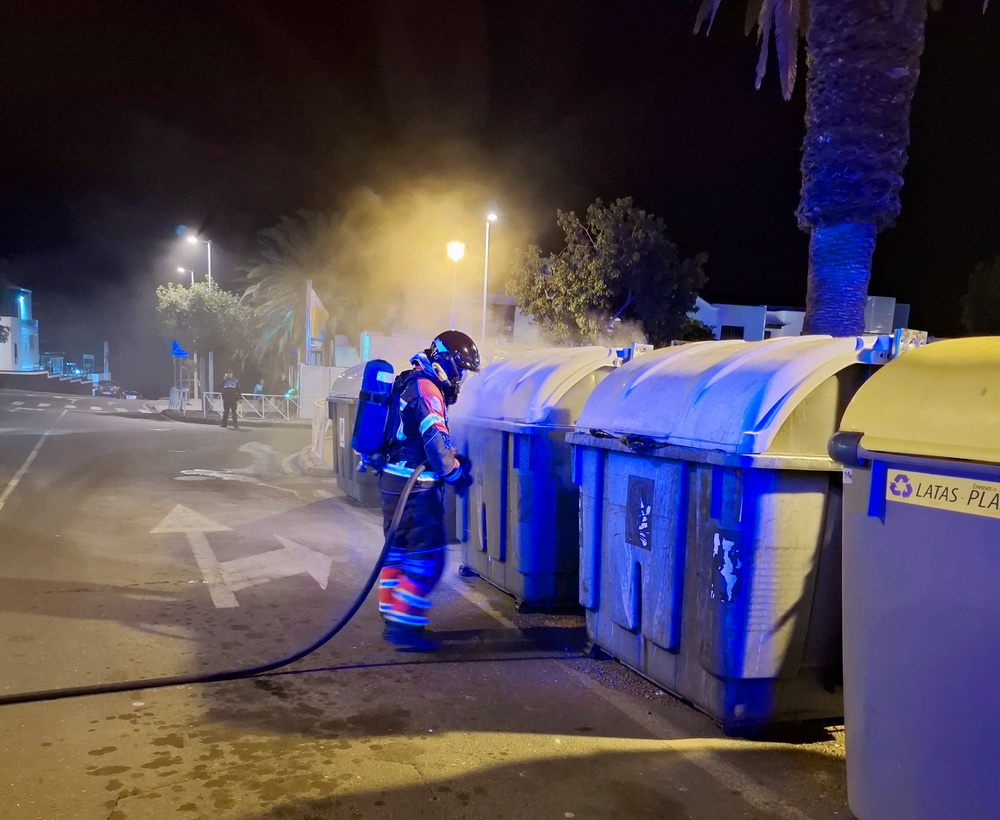 Contenedor quemado en Tias