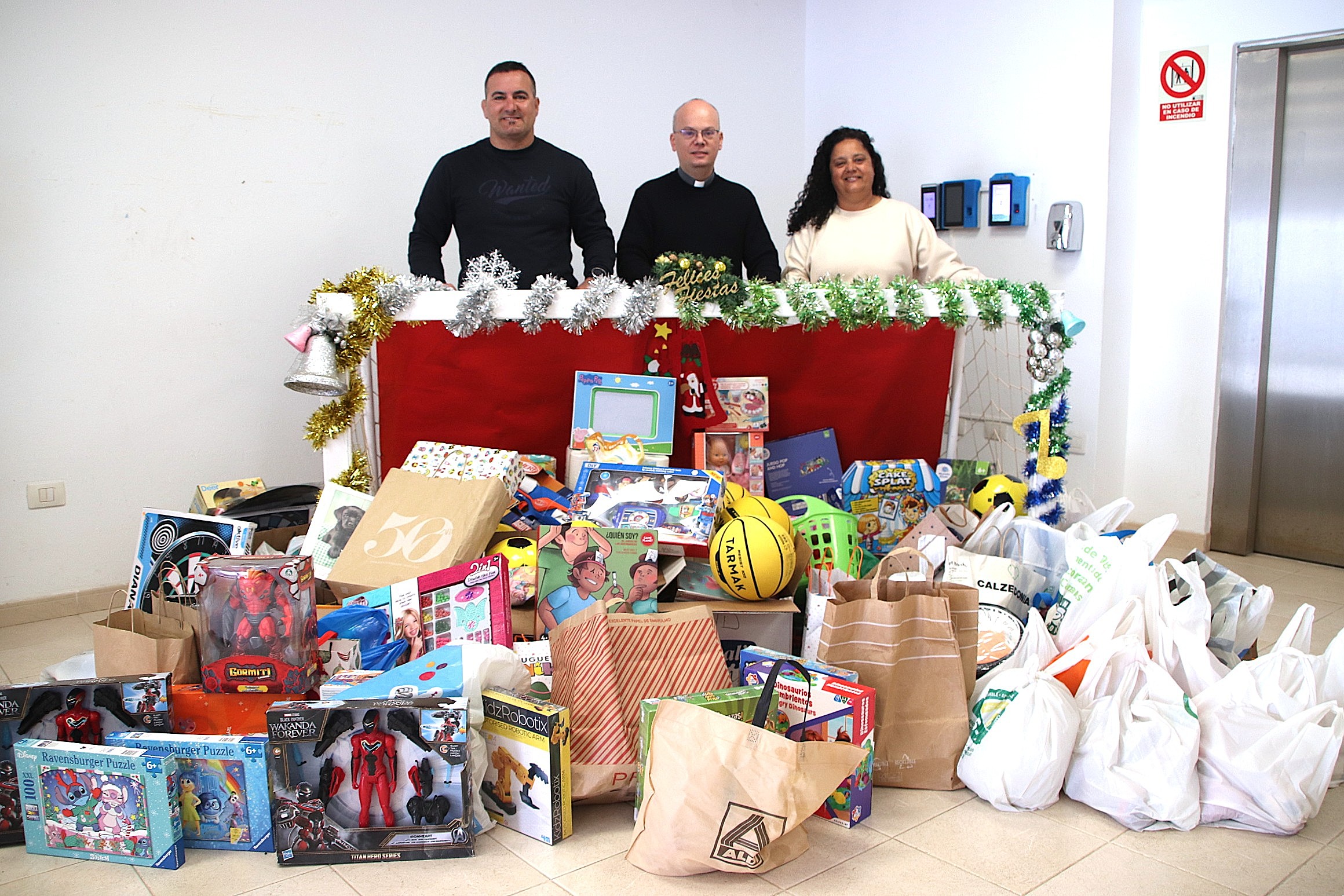 Vecinos, vecinas, clubes deportivos, asociaciones y colectivos se volcaron con donaciones de juguetes nuevos y alimentos Vecinos, vecinas, clubes deportivos, asociaciones y colectivos se volcaron con donaciones de juguetes nuevos y alimentos