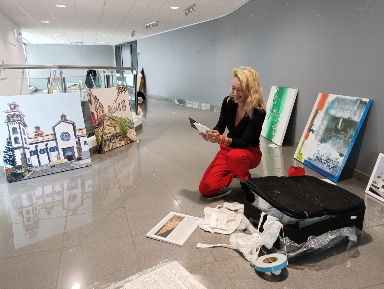 Moya se convierte en un espacio concreto de investigación y creación, donde territorio, pintura y proceso creativo establecen un diálogo continuo