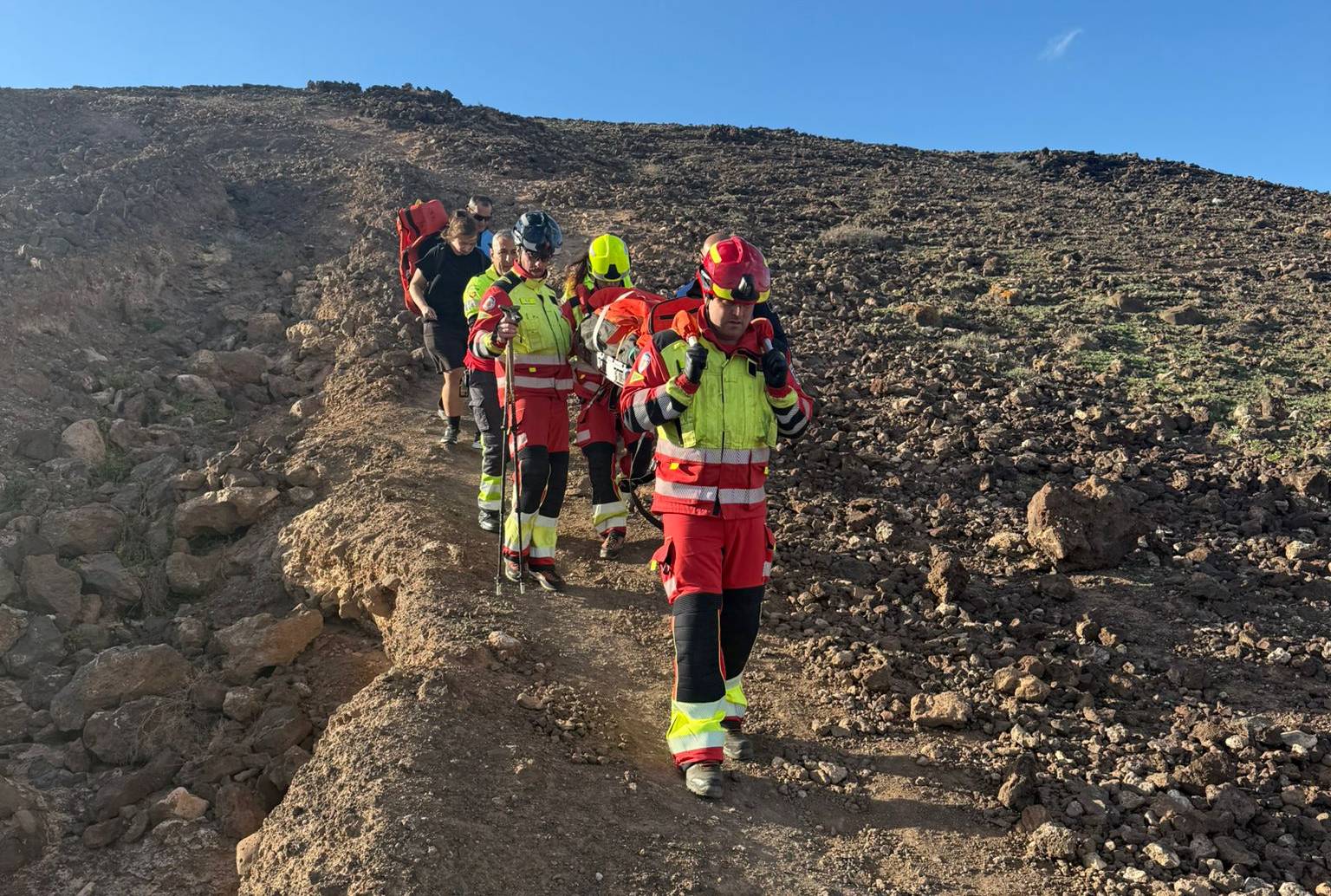 senderista montaña roja senderista montaña roja