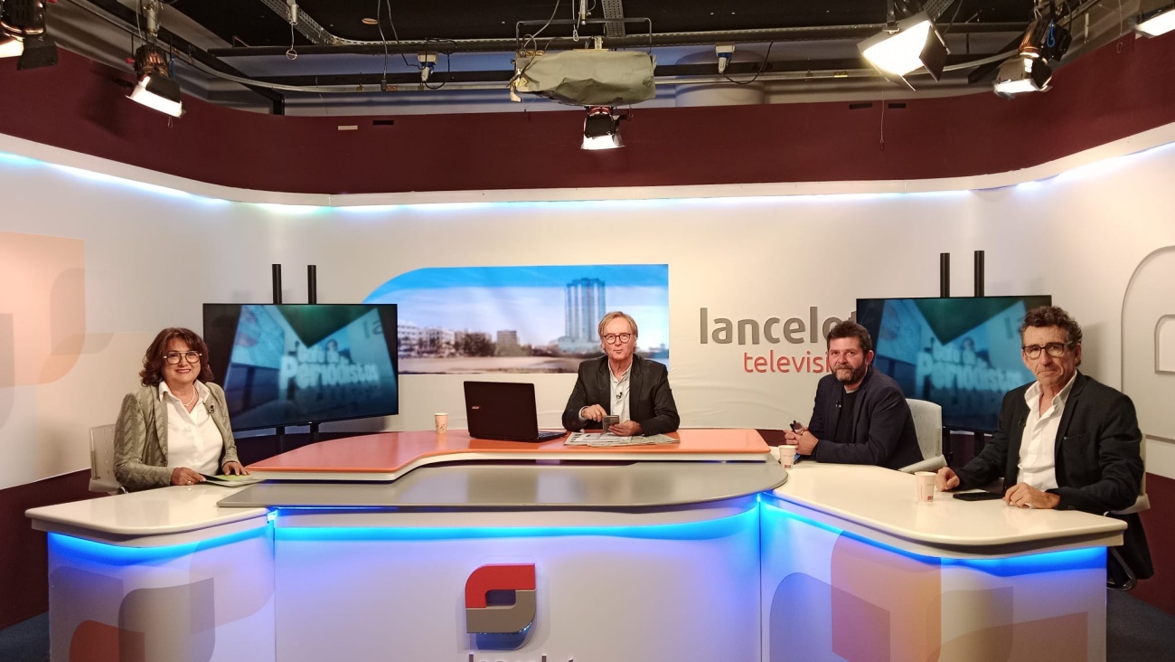 Lo que se busca con Turismo Madrid es crear una doble estancia en España, una ciudad cultural con la potencia que tiene Madrid, combinado con un destino exótico como puede ser Lanzarote.   00:00:10,260 --> 00:00:37,140 [Speaker 1] De esta manera, el consejero delegado de la SPEEL, Héctor Fernández, explicó una de las muchas iniciativas que se han llevado a cabo en FITUR. Entre otras, destaca esta alianza entre Lanzarote y Madrid para ofrecer un destino doble en España a los estadounidenses. Pero además de las setenta reuniones que mantuvieron los representantes lanzaroteños, cabe destacar también acuerdos nacionales. Uno de ellos, por ejemplo, se firmará con una comunidad autónoma del norte, gracias, entre otras cosas, a la nueva línea de Binter para unir Lanzarote con Santander.   00:00:37,140 --> 00:01:00,060 [Speaker 0] A partir de ahí, a partir de ese vuelo inaugural, que es el 31 de marzo, vamos a hacer una agenda de trabajo con el gobierno cántrabo-- cántabro, que empieza a, a partir de, eh, ayer, donde vamos a hacer reuniones al alto, más alto nivel, para aunar refuerzos en turismo, en economía, sector primario, en, eh, absolutamente todas las sinergias que podemos abrir dos destinos.   00:01:00,060 --> 00:01:05,039 [Speaker 1] También, Lanzarote trabajará en paquetes turísticos concretos en base a eventos destacados de la isla.   00:01:05,040 --> 00:01:40,180 [Speaker 0] Paquetes, eh, promocionales con productos específicos en la isla de Lanzarote, llámese el Saborea, llámese el Lava Life, donde ya todo el equipo de profesionales de las PEL va a, a emplazarse en los próximos días a trabajar para hacer un paquete promocional de nuestros eventos, que sí pueden ser objeto de capturar, eh, turistas o clientes, por decirlo así, eh, en ámbito nacional. Cuando presentamos Sonidos Líquidos, cuando desarrollamos en FITUR Sports, también un gran abanico de actividades, estamos demostrando que lo que queremos es tener un destino con ex-- con experiencias, y las experiencias luego redundan, redundan en el gasto turístico.   00:01:40,180 --> 00:01:49,740 [Speaker 1] Otra de las consignas de este grupo de gobierno es seguir trabajando para conseguir posicionar a Lanzarote como un destino exclusivo y, por ello, conseguir generar mayores ingresos sin crecer en número de turistas.   00:01:49,740 --> 00:02:22,220 [Speaker 0] Somos la isla que menos crece turísticamente en Canarias, o una de las islas, para no decir, porque siempre está el número arriba, número abajo, que, eh, que siempre va en la senda del decrecimiento turístico, independientemente de la facturación turística. Nosotros, en estos dos años y medio, hemos apartado del mercado dos mil camas turísticas. Hemos apartado del mercado, con la aprobación del futuro Plan Insular, ciento cuatro mil metros cuadrados destinados a la industria turística. Anunciamos en esta rueda de prensa, hace justo un año, que apartábamos del mercado, eh, vacacional, ciento treinta viviendas vacacionales.   00:02:22,220 --> 00:02:31,260 [Speaker 1] De esta manera, se espera en 2026 mejorar, aún más si cabe, las cifras económicas del 2025, que ya de por sí fueron muy buenas para Lanzarote.