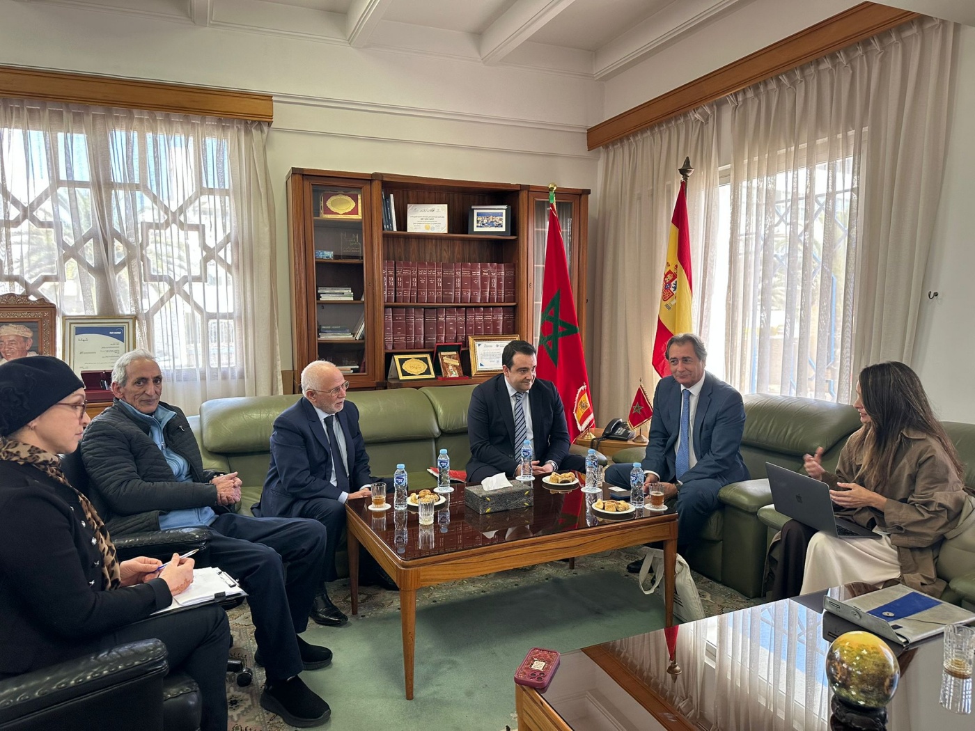 cuerdo entre cámaras con objetivos de cooperación El protocolo firmado entre las cámaras de comercio se inscribe en este mismo contexto de cooperación institucional y está orientado a establecer un canal estable entre Canarias y Souss Massa para fomentar el intercambio económico y empresarial. Entre sus objetivos principales se contempla la promoción de oportunidades de negocio entre empresarios de Canarias y de la región marroquí, así como el impulso de misiones comerciales, encuentros y actividades que favorezcan relaciones más estrechas entre ambos territorios. Como parte de este acuerdo, se ha previsto la constitución de una comisión de seguimiento encargada de definir los sectores estratégicos y las normas de funcionamiento del futuro Comité Empresarial Canarias–Souss Massa, y se ha designado a la Cámara de Comercio de Gran Canaria como secretaría técnica para apoyar su puesta en marcha. Este convenio es un paso significativo en el fortalecimiento de las relaciones económicas entre Canarias y Marruecos, en un momento clave para avanzar en la internacionalización del tejido empresarial canario y en la generación de nuevas oportunidades de cooperación en el entorno geográfico más próximo. cuerdo entre cámaras con objetivos de cooperación El protocolo firmado entre las cámaras de comercio se inscribe en este mismo contexto de cooperación institucional y está orientado a establecer un canal estable entre Canarias y Souss Massa para fomentar el intercambio económico y empresarial. Entre sus objetivos principales se contempla la promoción de oportunidades de negocio entre empresarios de Canarias y de la región marroquí, así como el impulso de misiones comerciales, encuentros y actividades que favorezcan relaciones más estrechas entre ambos territorios. Como parte de este acuerdo, se ha previsto la constitución de una comisión de seguimiento encargada de definir los sectores estratégicos y las normas de funcionamiento del futuro Comité Empresarial Canarias–Souss Massa, y se ha designado a la Cámara de Comercio de Gran Canaria como secretaría técnica para apoyar su puesta en marcha. Este convenio es un paso significativo en el fortalecimiento de las relaciones económicas entre Canarias y Marruecos, en un momento clave para avanzar en la internacionalización del tejido empresarial canario y en la generación de nuevas oportunidades de cooperación en el entorno geográfico más próximo.