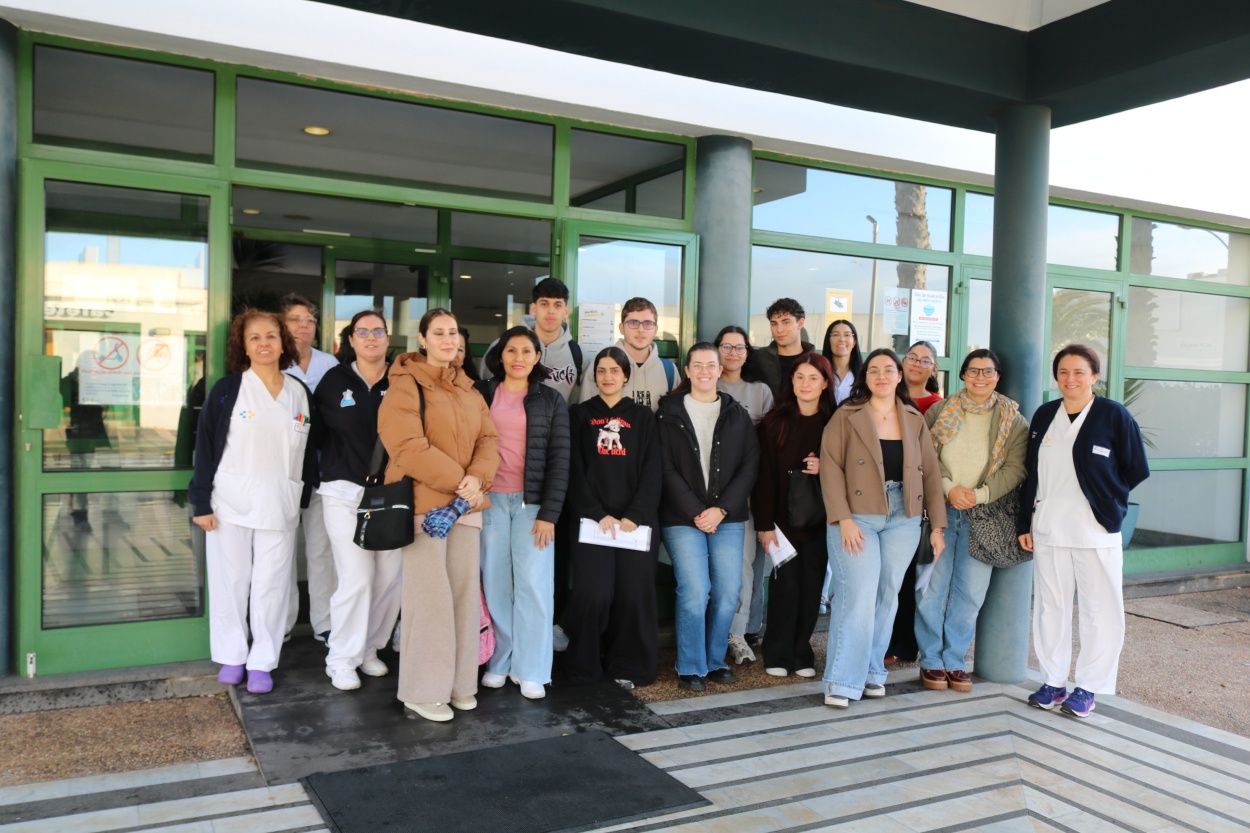 Bajo la supervisión de profesionales, adquieren los conocimientos y habilidades necesarios a fin de ofrecer una atención sanitaria de calidad Bajo la supervisión de profesionales, adquieren los conocimientos y habilidades necesarios a fin de ofrecer una atención sanitaria de calidad