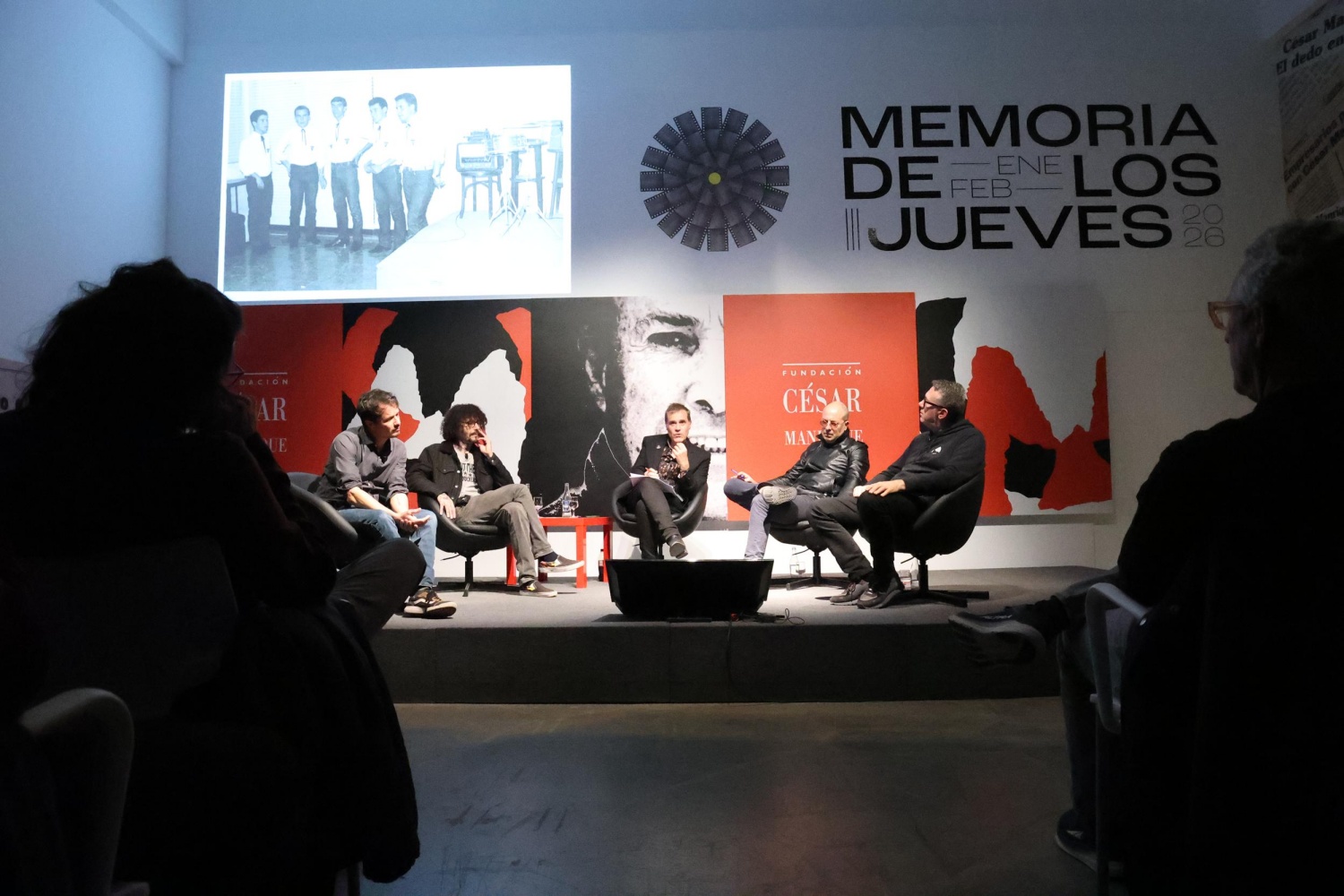 El público abarrotó la Sala José Saramago para ver el debate en el que se analizó la evolución de la música popular en la isla El público abarrotó la Sala José Saramago para ver el debate en el que se analizó la evolución de la música popular en la isla